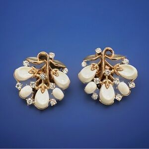 Crown Trifari Pebble Beach Clip On Earrings Gold & White w Crystal Accents